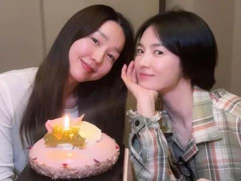 'Đốn tim' với vẻ đẹp trong veo của Song Hye Kyo