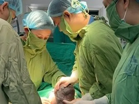 Em bé mang 'đôi cánh tí hon' chào đời diệu kỳ sau ca can thiệp từ bụng mẹ