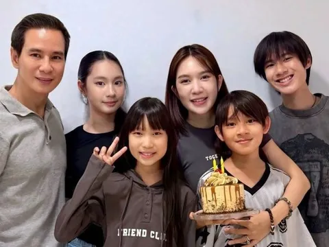 Vợ kém Lý Hải 17 tuổi đón sinh nhật bên chồng và 4 con