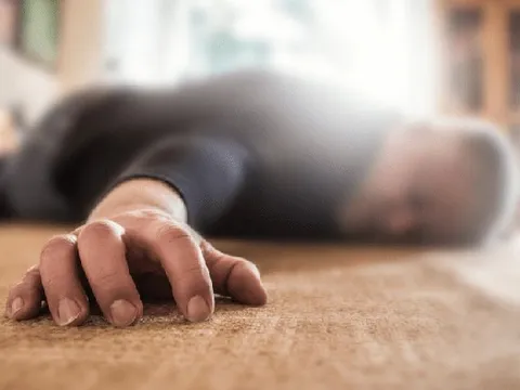 Người đàn ông 51 tuổi tử vong sau bữa ăn cùng bạn bè, bác sĩ chỉ mặt điểm tên sai lầm "chí mạng" ít ai ngờ