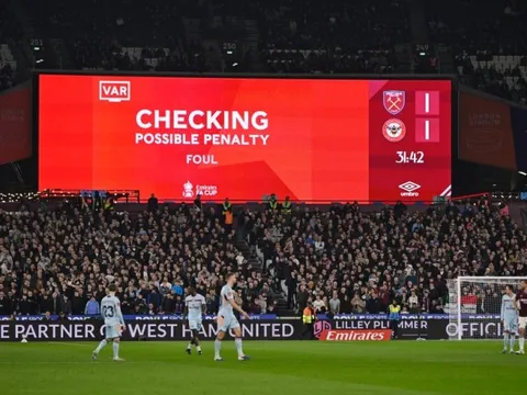 VAR là cái gai trong mắt CĐV Anh