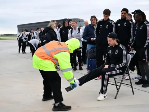 Thắng đậm vẫn chưa xong, tuyển Bỉ gặp cảnh tượng sốc tại sân bay