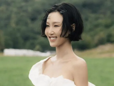 Hwasa khoe vóc dáng 'đồng hồ cát' gợi cảm, phong cách táo bạo tại nhà gây sốt