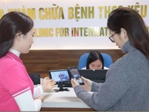 Đi viện công giờ nhàn tênh, hết cảnh cầm xấp giấy tờ, tiền mặt chạy khắp nơi