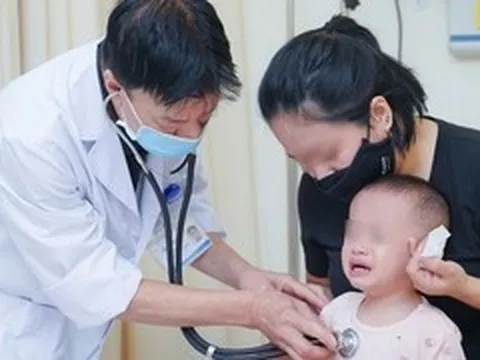 Trẻ mắc tay chân miệng, cha mẹ chật vật xoay lịch chăm con