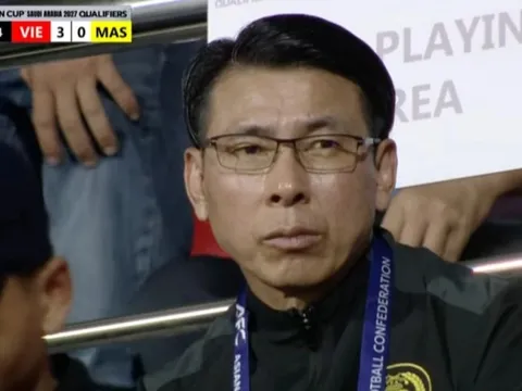 Quan chức Malaysia thất thần trên khán đài