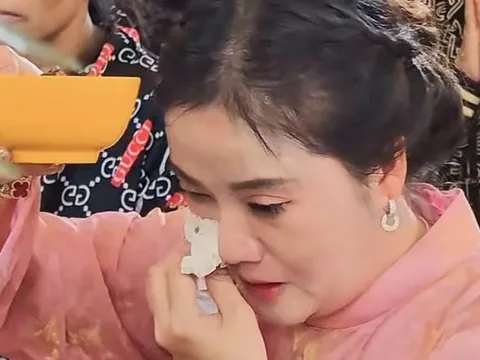 Hồng Loan khóc ở đám giỗ cố NSƯT Vũ Linh