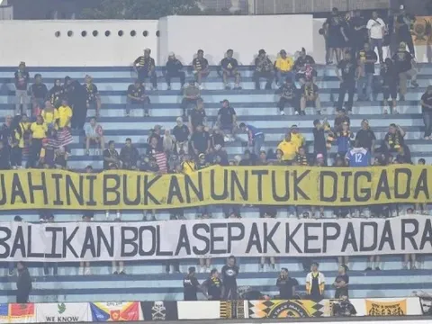 CĐV Malaysia bức xúc