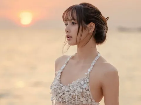 Lisa (BLACKPINK) diện đồ bơi gợi cảm mừng tuổi mới