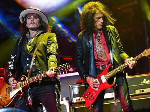 Johnny Depp bị kiện