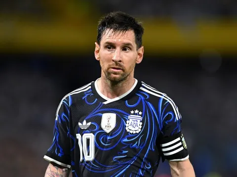 Một cú nhường, cả thế giới nhắc tên Messi