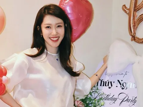 Thúy Ngân cười tươi rói khoe visual 'phát sáng' trong tiệc sinh nhật riêng tư