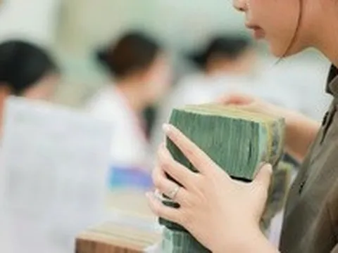 Lãi suất tiết kiệm tăng nhanh: Có 1 tỷ đồng gửi ngay sau Tết, nên "tất toán sớm" để gửi sổ mới hưởng lãi cao, hay giữ nguyên chờ đáo hạn?