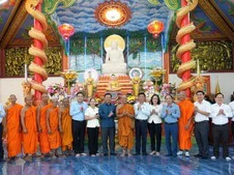 Chủ tịch Hội đồng Dân tộc Quốc hội thăm, chúc mừng đồng bào Khơ me nhân Tết Chôl Chnăm Thmây