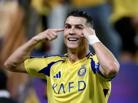 Ronaldo lập cú đúp ngày tái xuất