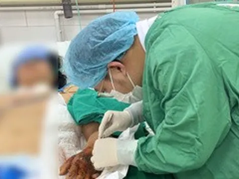 Vi khuẩn 'ăn mòn' bàn tay sau mũi tiêm, người phụ nữ suýt mất mạng