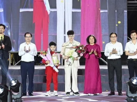 Bùi Khâu Minh Triết tỏa sáng với danh hiệu 'Siêu mẫu nhí nam xuất sắc nhất' tại Búp Sen Vàng