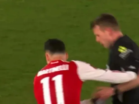 Martinelli thoát thẻ đỏ sau khi đẩy trọng tài