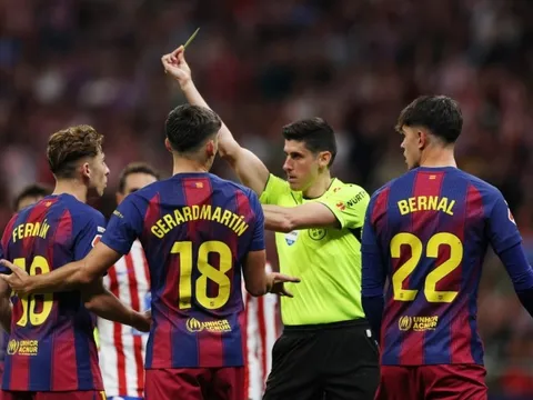 Thảm hoạ trọng tài ở trận Atletico - Barcelona