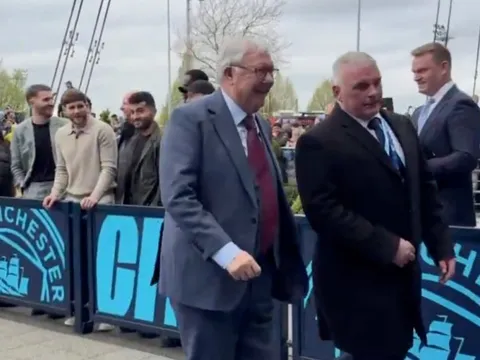 Vì sao Sir Alex dự khán trận Man City - Liverpool?