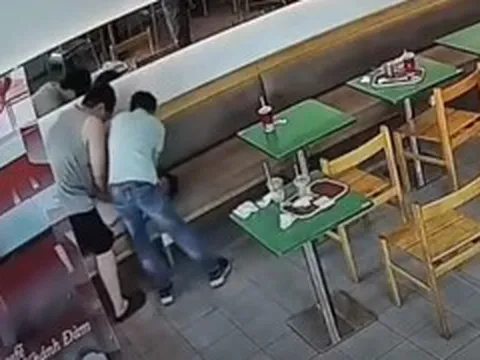 Nam bác sĩ ép tim giữa quán cà phê cứu người đàn ông đột ngột ngừng tim