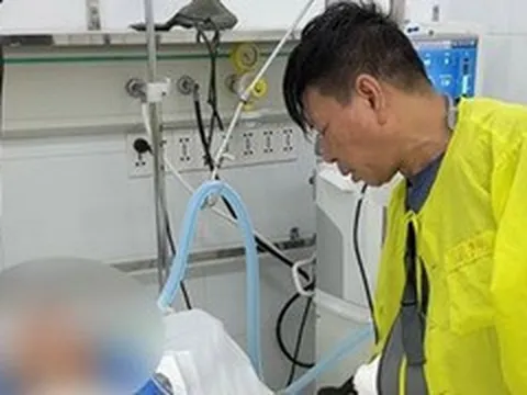 Xúc động khoảnh khắc người cha bó bột khóc tiễn biệt con trai hiến tạng cứu người