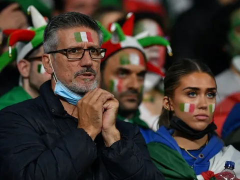 CĐV Italy xếp hàng dài đổi áo đấu