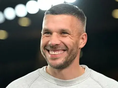 Podolski gây chú ý