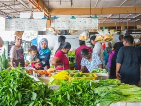 Giá dầu tăng sốc, người dân Malaysia phải ‘thắt lưng buộc bụng’