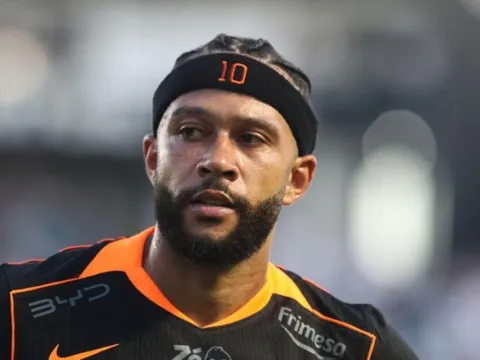 Depay gây ngỡ ngàng đi trực thăng đến sân