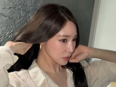 Tiffany Young ngày càng táo bạo sau kết hôn