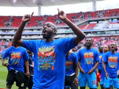 Đội bóng nhập tịch cả đội hình dự World Cup