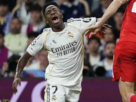 CĐV Real nổi giận với Vinicius