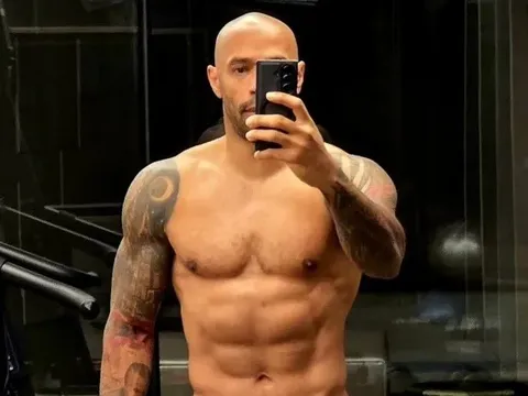 Cơ bắp săn chắc của Henry ở tuổi 48