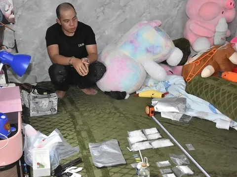 Bắt quả tang 2 đối tượng vận chuyển ma túy, giấu nhiều súng và đạn trong người