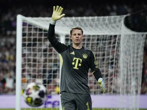 Neuer hóa 'bức tường thép' trước Real