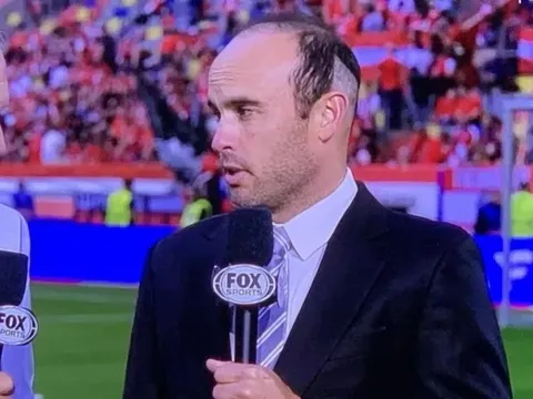 Không nhận ra huyền thoại bóng đá Mỹ