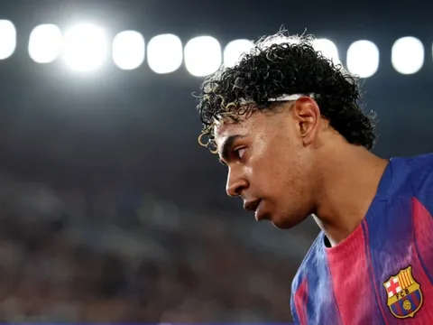 Lamine Yamal bất lực nhìn Barcelona đánh rơi trận đấu