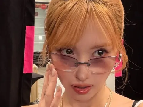 Momo (TWICE) khoe vẻ đẹp cuốn hút, biến hoá đa dạng