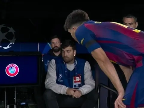 Khoảnh khắc liên quan đến VAR khiến fan Barca phẫn nộ