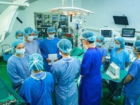 Tiễn biệt cô gái người Anh hiến tạng: 'Bạn đến như lữ khách, rời đi như người hùng'