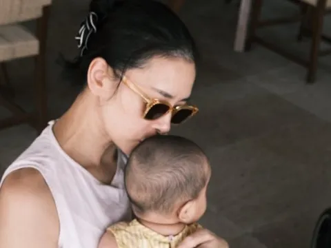 Ngô Thanh Vân dỗ con khóc lúc nửa đêm, một chi tiết về chồng gây chú ý