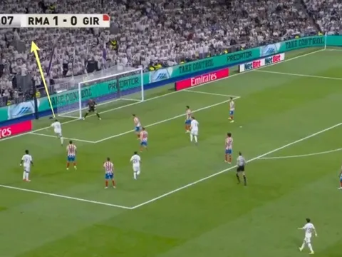 Cú sút khó tin của Mbappe gây phẫn nộ