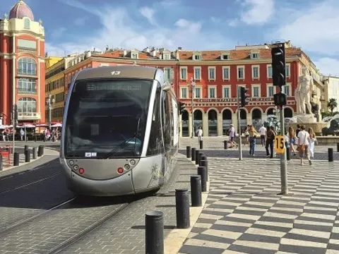 Giá nhiên liệu tăng cao, dân Pháp ‘thắt lưng buộc bụng’, né cao tốc vì lo ngại phí cầu đường