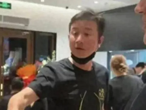 Nam diễn viên nổi tiếng một thời bị bắt gặp đi làm nhân viên quán ăn