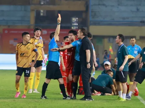 Trợ lý Nguyễn Văn Biển: ‘Tôi bức xúc khi HLV Popov bị thẻ đỏ’