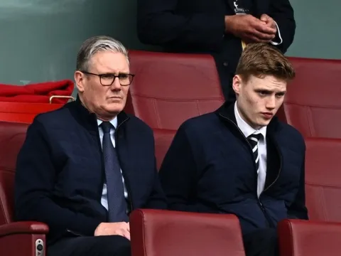 Thủ tướng Anh thất thần nhìn Arsenal thua trận