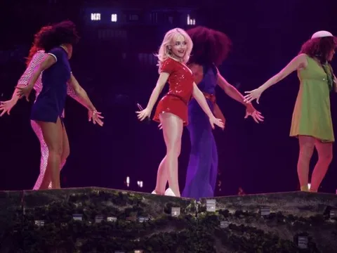 Sabrina Carpenter gây bùng nổ Coachella 2026 với sân khấu đậm chất Hollywood