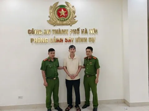 Người đàn ông bị khởi tố vì đỗ ô tô chắn barrier lối vào tầng hầm chung cư