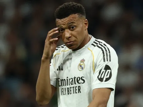 Mbappe sa sút khó hiểu